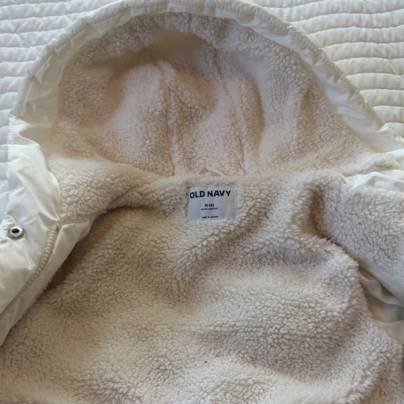 Old Navy White Puffer Jacket with Hood. Kids. Never Used. Size M (8) - Picture 4 of 6